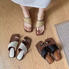 現品版 ~ リゾート風金属足を挟む気質の方頭草編みの足指サンダル女性夏外はローマ靴を履いています。