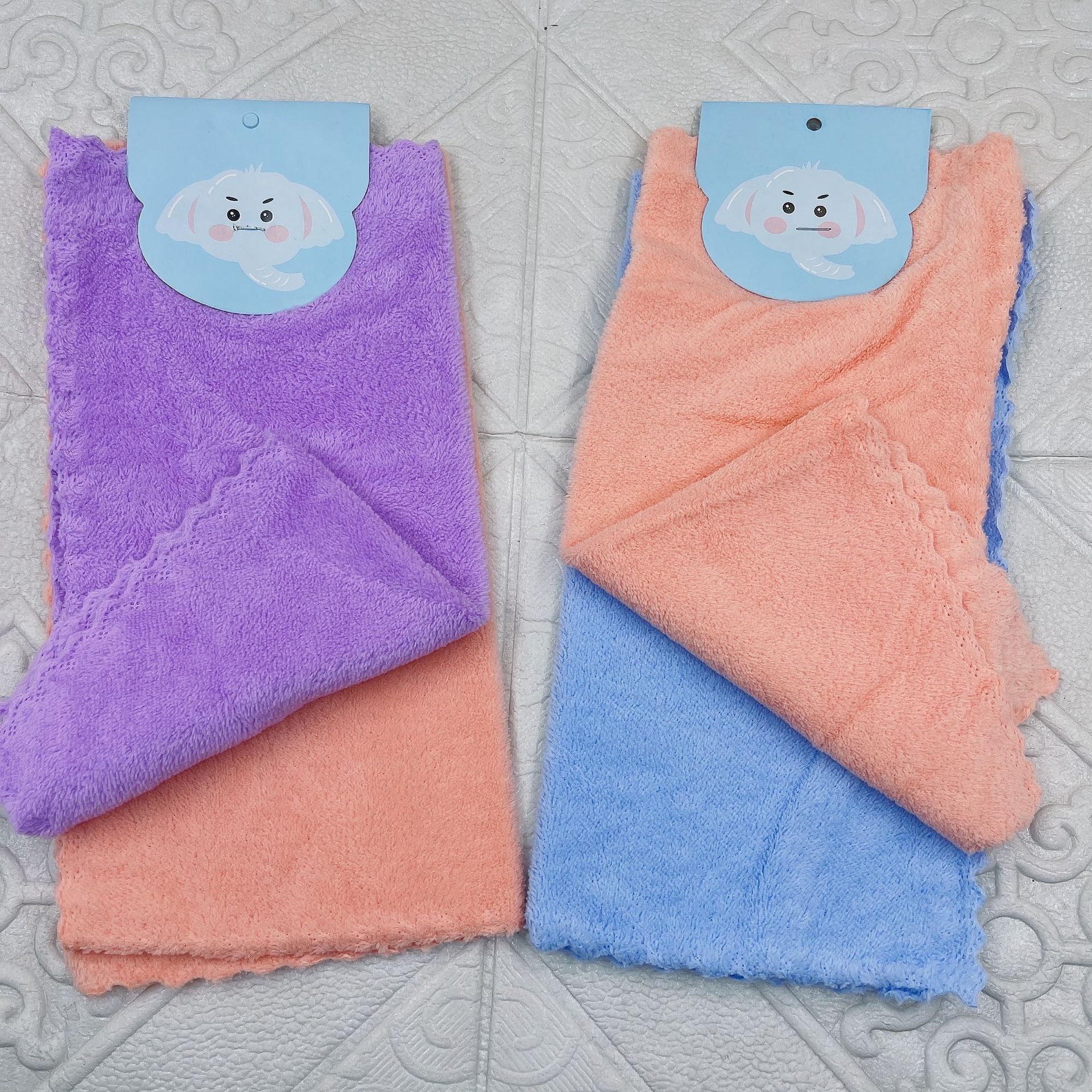 Set di due asciugamani per il viso in corallo, articoli per grandi magazzini da due yuan e bancarelle da tre yuan._voghion.com