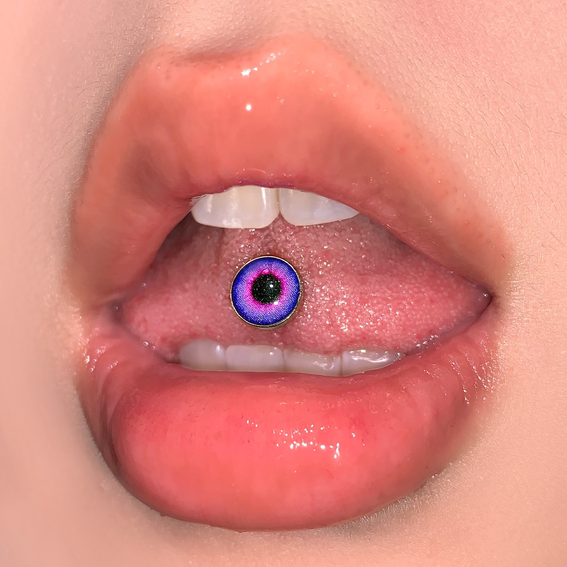 16G labret stud size and finish detail