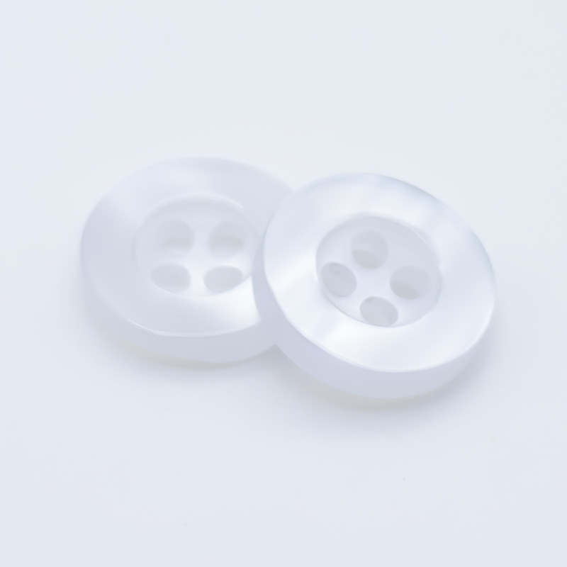 Venta al por mayor de color Botón de camisa de resina hebilla de cuatro ojos transparente blanco y negro Botón de pan teñido en stock botones