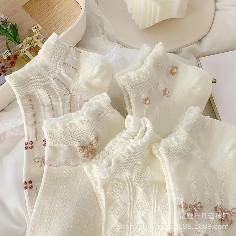 Calcetines cortos de moda del tobillo de la muchacha versátil del estilo coreano para los estudiantes Calcetines en relieve tridimensionales de encaje blanco calcetines de mujer primavera y verano