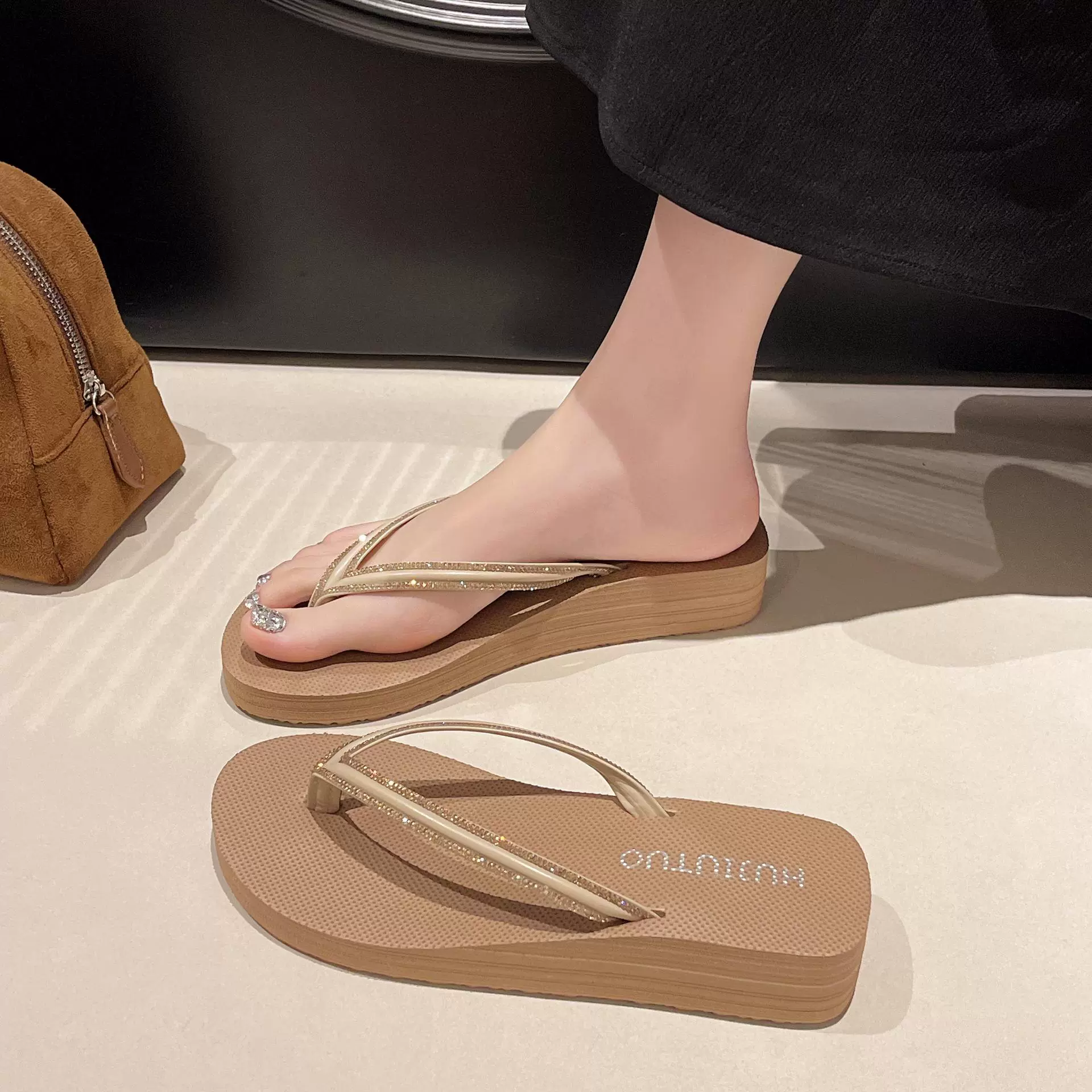 防滑水钻人字拖女士沙滩鞋拖鞋女夏外穿海边中跟厚底坡跟夹脚凉拖