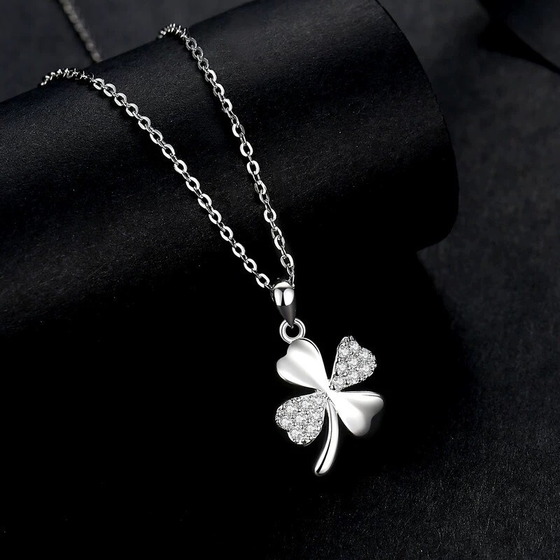 Lucky four-leaf clover necklace for women, simple and unique design, Korean-style elegant and luxurious collarbone chain