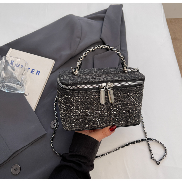The diamond-shaped chain crossbody bag for women in the summer of 2025 features a fashionable and niche design. This year, the box bucket bag is in vogue undefined