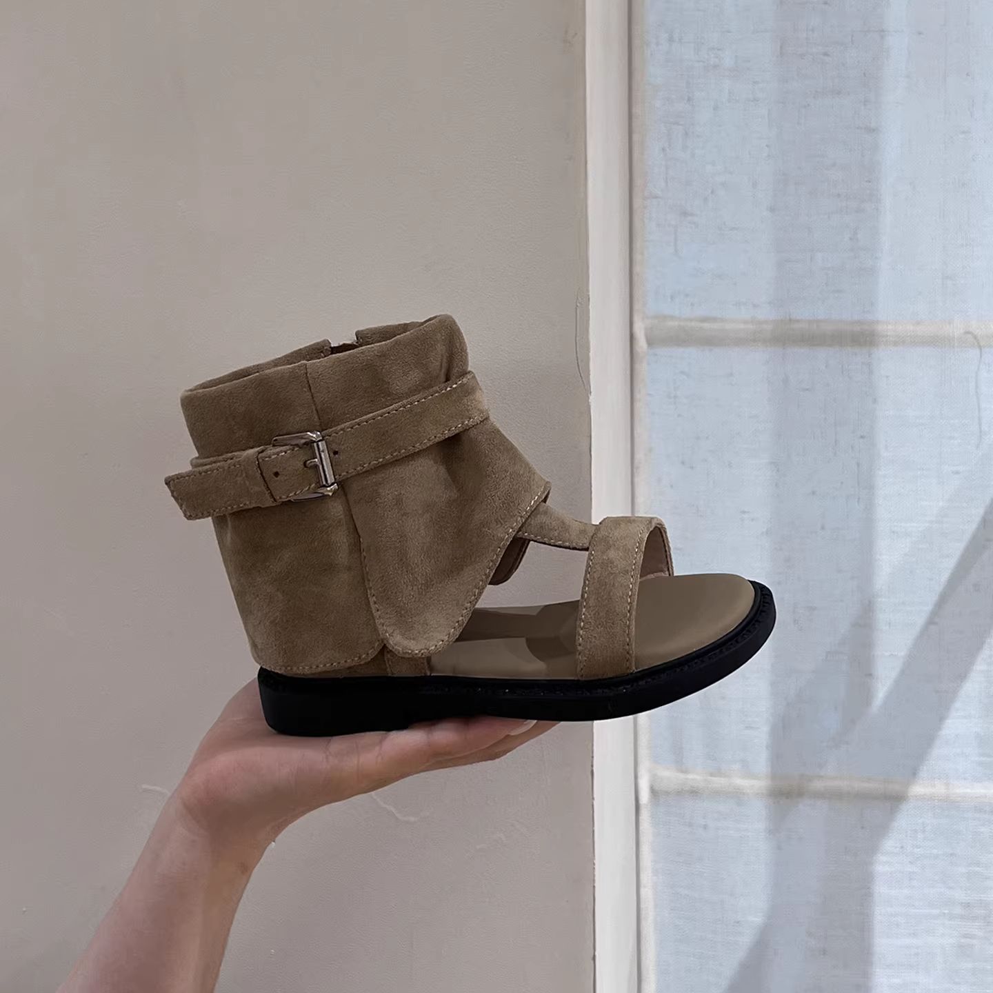 Niños de alta gama sandalias romanas de verano 2026 nuevos niños de tamaño mediano y grande al aire libre botas de cinturón frías botas retro