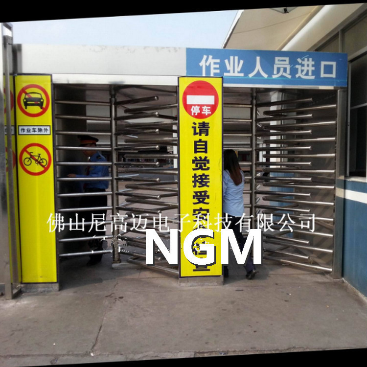 广州火车站进口单向全高门梳状平顶单项旋转滚闸机作业人员通行门