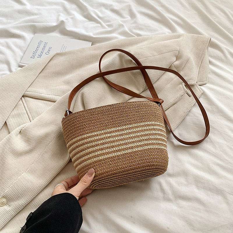 Bolsas de paja populares de verano para mujeres 2024 nuevas bolsas de vacaciones de playa de tejido casuales versátiles bolsas de balde de mochila