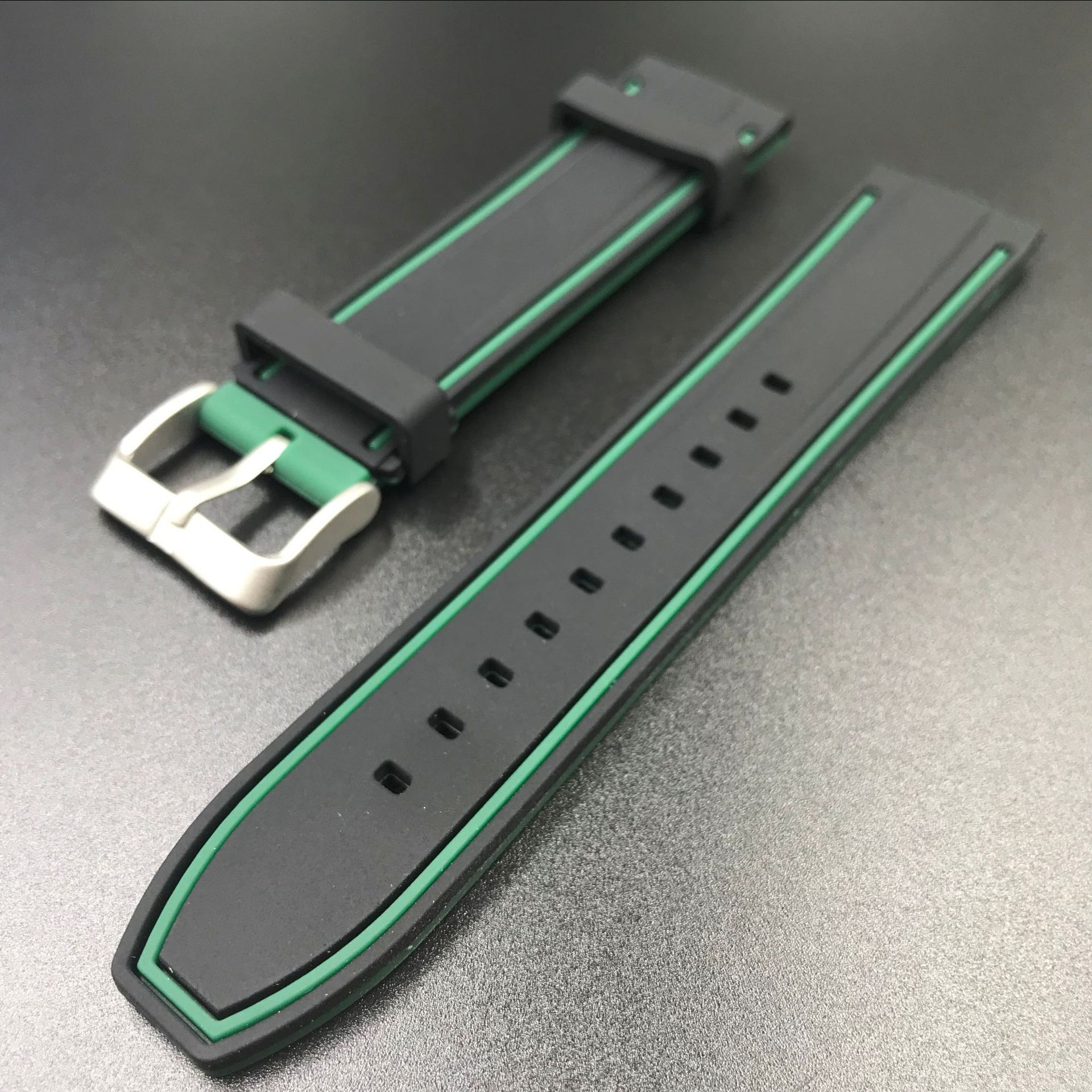 Universal de la correa de silicona transfronteriza interruptor de liberación rápida de dos colores banda de oído adaptador 20 22 24mm de silicona de dos colores Reloj