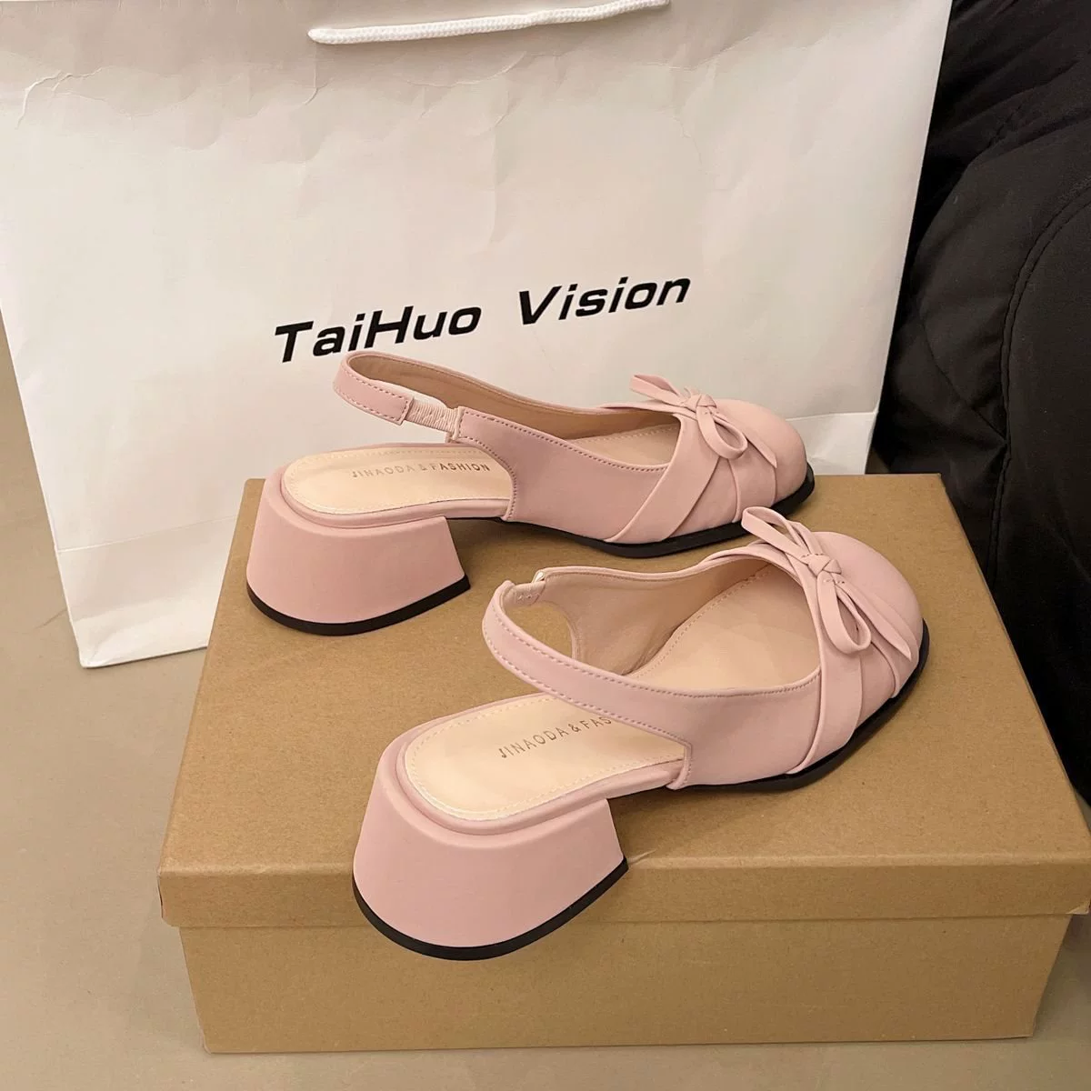 Модные розовые женские босоножки Мэри Джейн на толстом каблуке, новинка 2025 года, с бантом, атласные, закрытый носок, открытая пятка, тонкие.