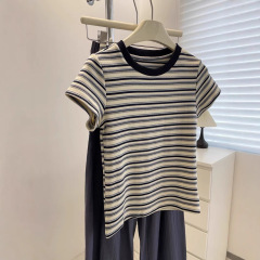 四季青高級婦人服広州十三行韓国上着は肩がやせています。