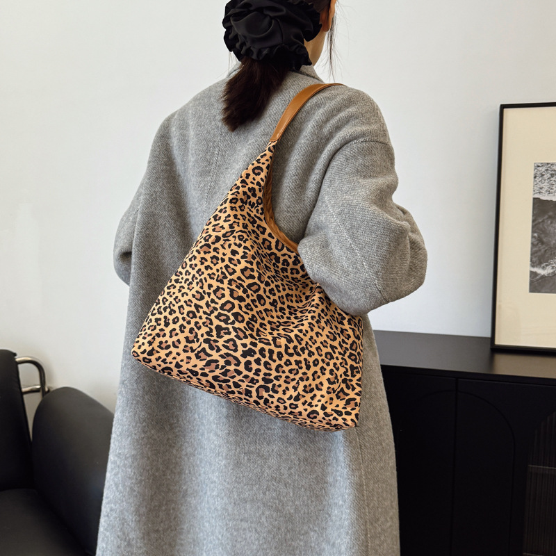 Gran capacidad de invierno de 2024 nueva moda personalizada nicho popular estilo coreano moda casual bolsa de hombro bolsa de mujer