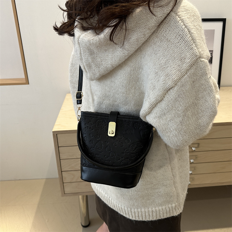 Otoño e invierno nuevo bolso de mujer 2024 moda caricatura bolso de cubo de mano versátil estilo extranjero mochila de viaje