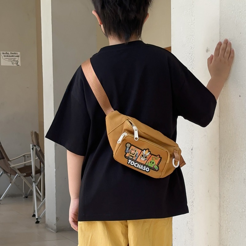 Robot alien print waist bag, can be worn on the chest or crossbody, made of waterproof fabric, suitable for children's outings, for carrying snacks and keys