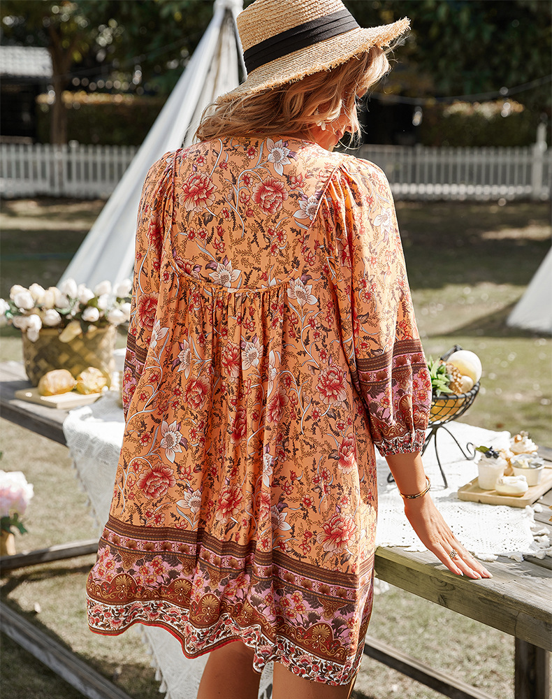 Vestido bohemio de manga larga con cordones sueltos y estampado de flores. NSDY120854