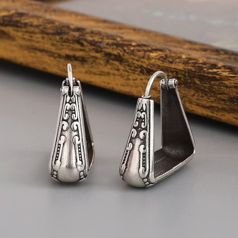 fashionable retro carved earrings