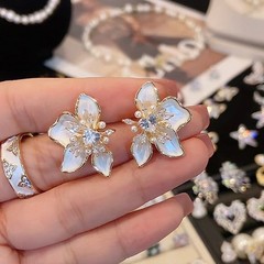 レトロなライトラグジュアリーハイエンドの白い花のイヤリング、女性用、春夏の新しいスタイル、絶妙で優しくファッショナブルで多用途なイヤリング