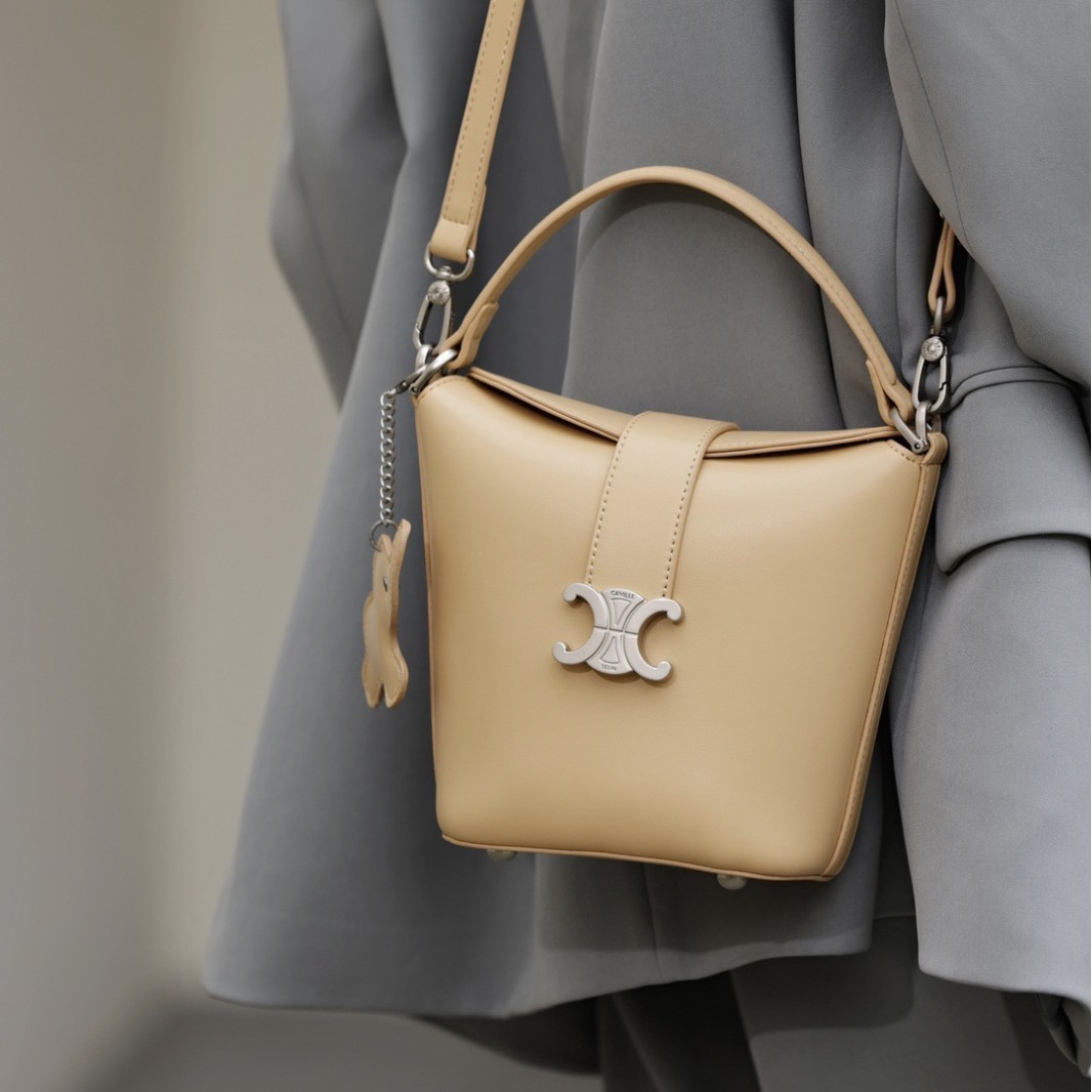 El nuevo bolso de mujer 2025 lleva el arco del triunfo portátil, el cubo de agua, el bolso de elefante, el colgante es lindo y exquisito.