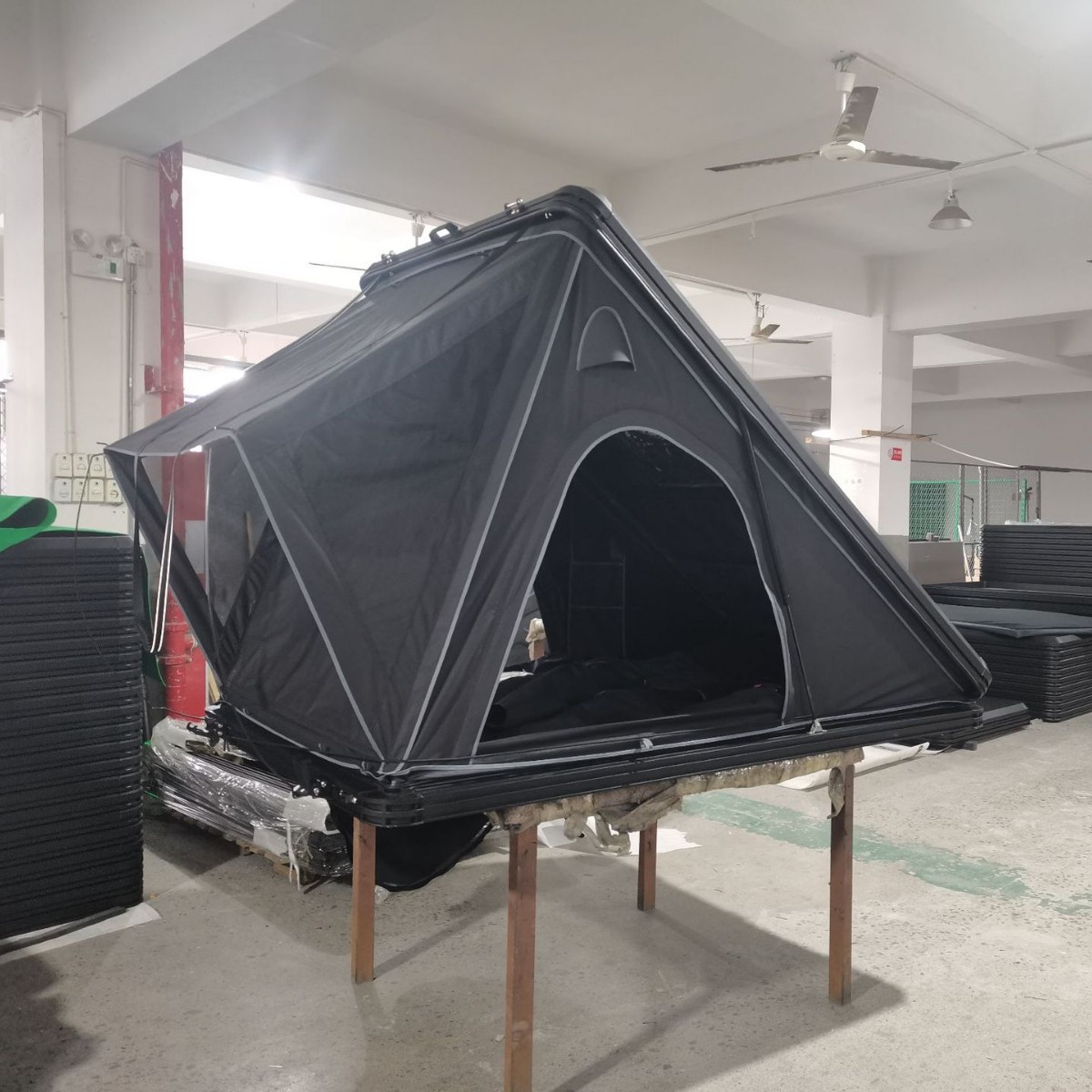 Carpa de techo triangular de aleación de aluminio sin construir carpa de techo duro de SUV de apertura rápida