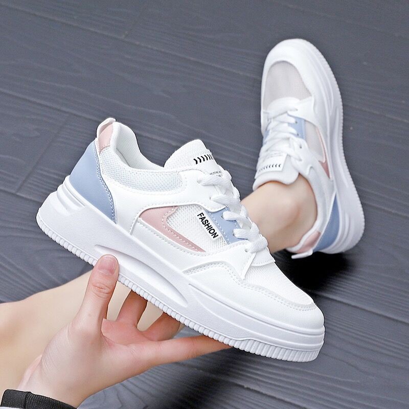 2026 primavera y otoño nuevo estilo de explosión de zapatos deportivos casuales de skate con suela gruesa zapatos blancos pequeños zapatos transpirables de malla de mujer