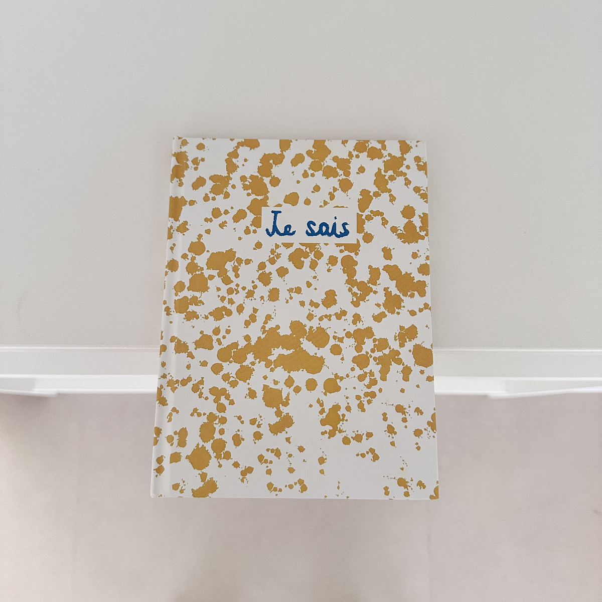 Ins風復古英語は古本の道具ノートを作って写真を撮ってノスタルジックな文芸の手帳のサンプル部屋を撮影します。