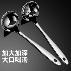 スプーンはステンレスの家庭用台所の長い柄にスープのスプーンを入れます。