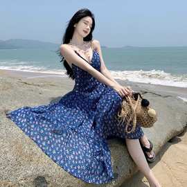 新款蓝色碎花旅拍吊带连衣裙女春夏吊带裙子v领淑女度假长裙