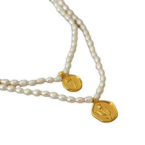 French-style freshwater rice pearl necklace with a gentle, vintage-inspired design—featuring rose flowers, tulips, and gold coin pendants, perfect as a delicate clavicle-length necklace for women.