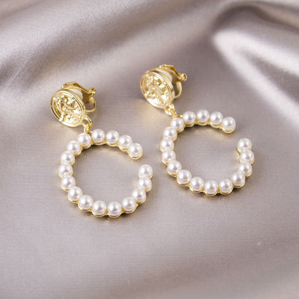 Versión coreana del temperamento de camelia, sin orejas perforadas, pinza para la oreja, flor de perla, tablero de ajedrez, pinza para la oreja triangular con diamantes, pendientes de nicho para mujeres