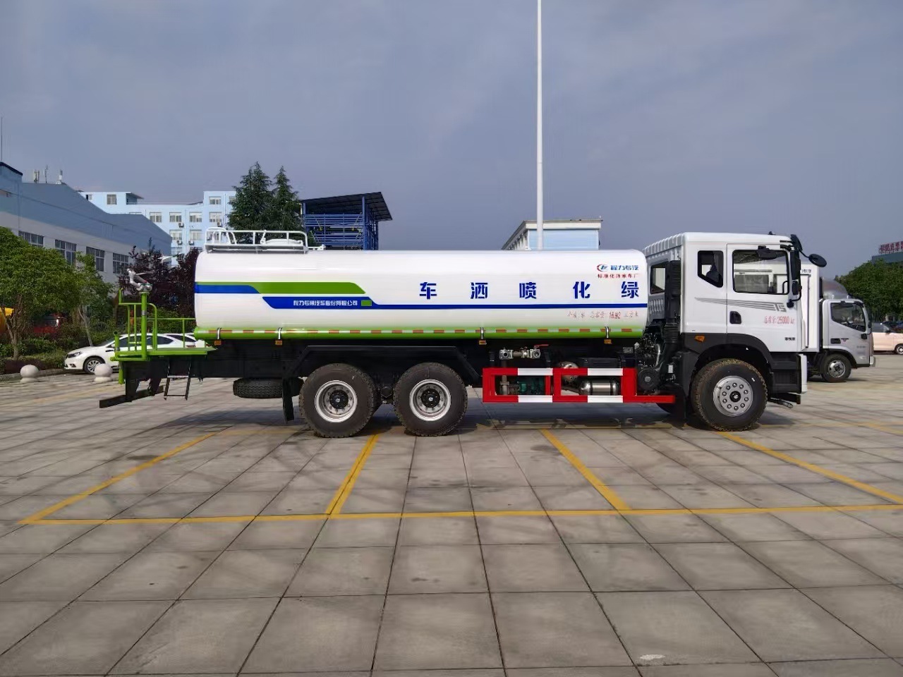 Dongfeng 15-ton construction site dust suppression and water spraying truck, direct from the manufacturer; 20-ton road water spraying truck, Yuchai 270 horsepower, wholesale