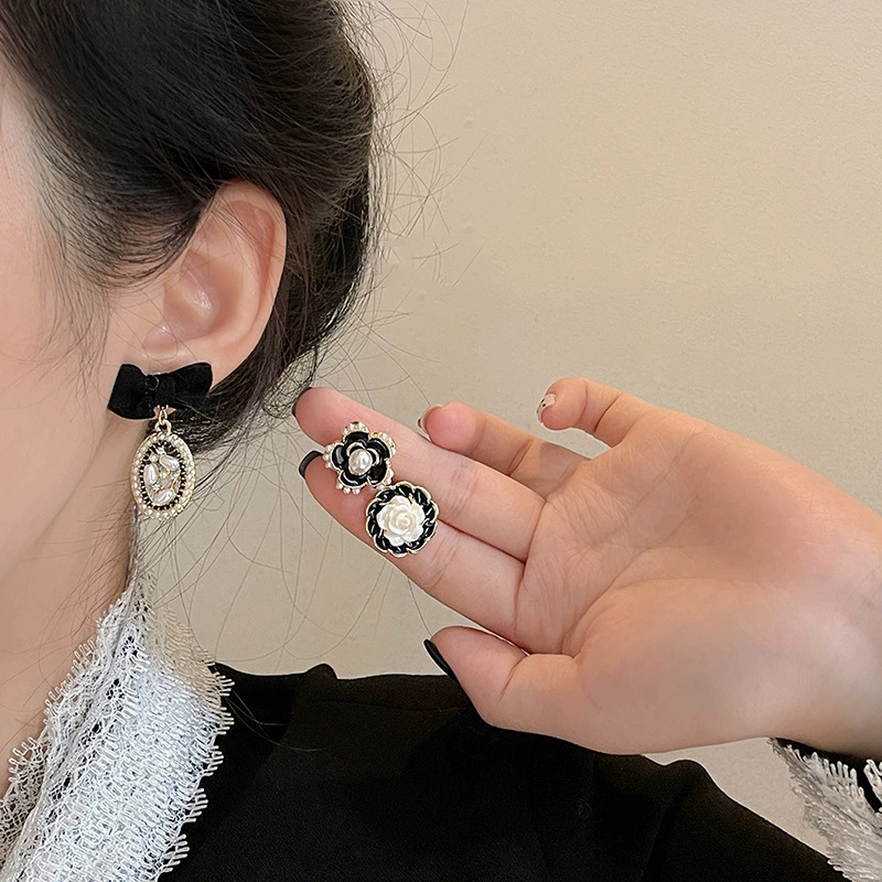 Серьги Retro демисезонные с бантом и буквой H, лёгкая роскошь, жемчуг и эмаль