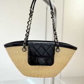 26C新款小香风时尚链条真皮斜挎女包流浪包秋冬百搭单肩鱼子酱