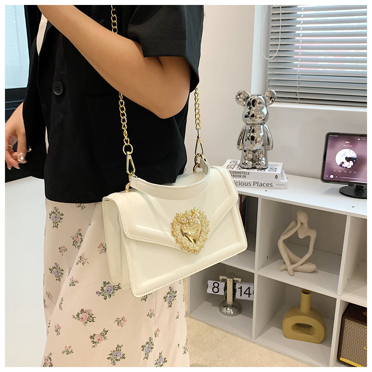 Bolsas Nova Moda Bolsa Feminina Bolsa Transversal de Alta Qualidade Bolsa Feminina com Corrente Bolsa Love Pearl Estilo Europeu e Americano Bolsa Quadrada Pequena_voghion.com