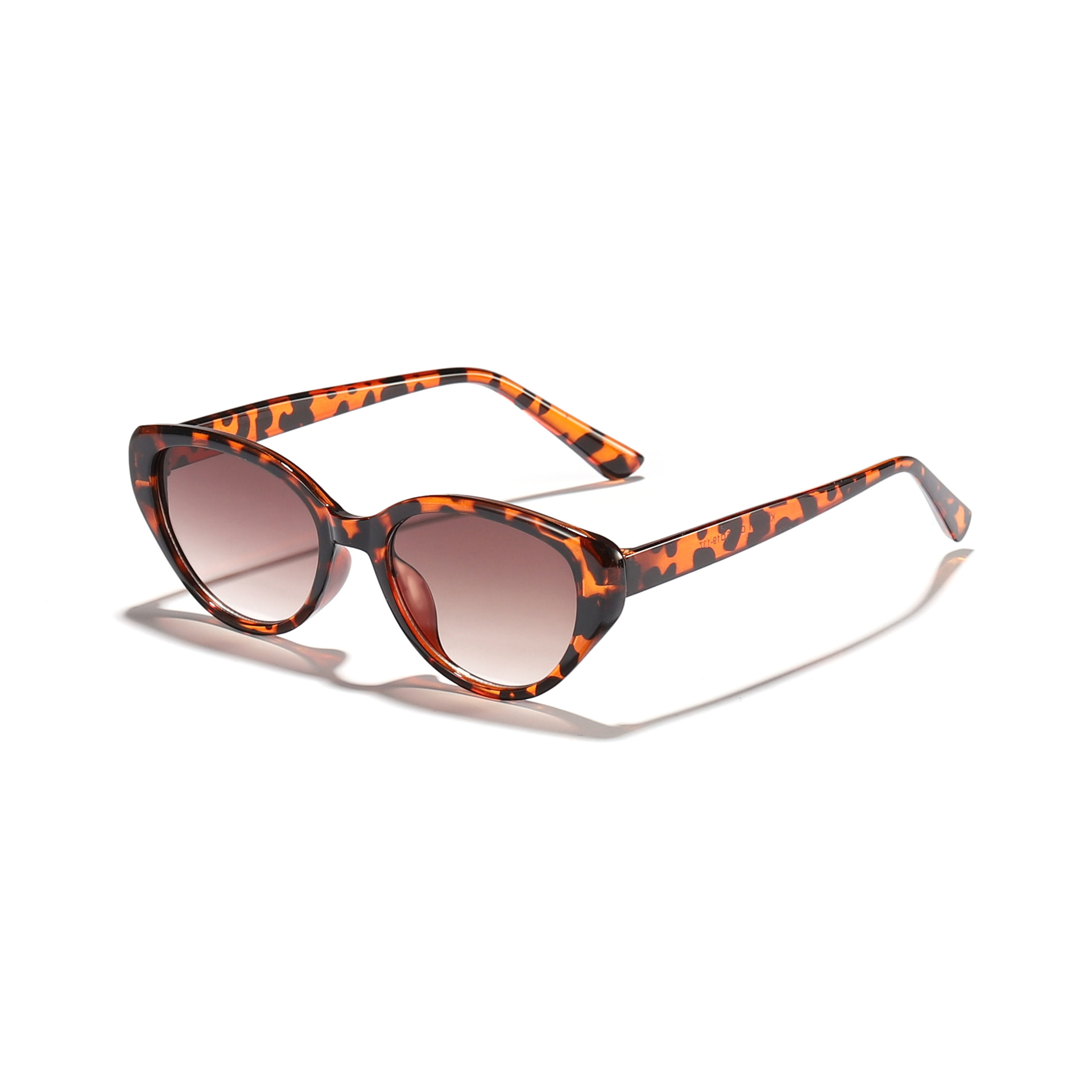 Gafas de sol retro ojo de gato, cara redonda cuadrada de moda femenina, delgado, pequeño libro rojo, el mismo estilo, gafas de sol de alta gama de estilo europeo y americano