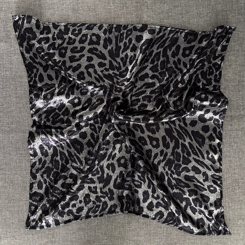 23#Lenço com estampa de leopardo preto e prata 54*54 (BB1628)