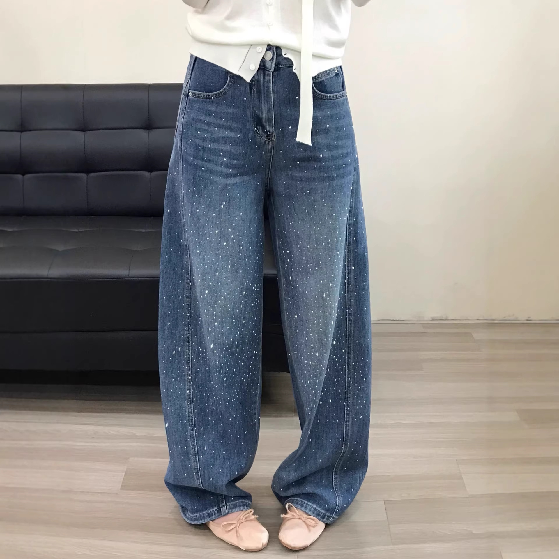 Damesjeans met gebogen pijpen, losse pasvorm, versierd met strass-steentjes, vierweg stretch denim, rechte pijpen, lange casual stijl._voghion.com