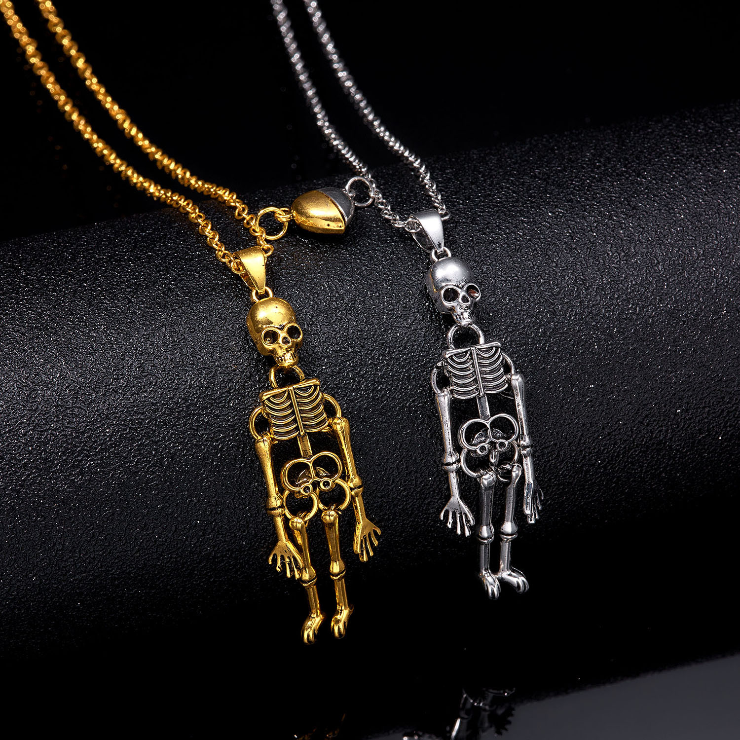 Collana con ciondolo di coppia in stile dark per Halloween, con teschio umano e fantasma che tiene la mano_voghion.com
