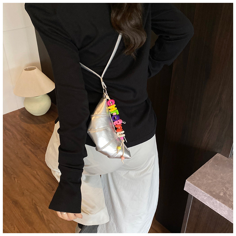 The cute horn bag with a niche neckline design is fashionable and trendy. The mini crossbody bag is in a solid color, simple and elegant with a high-end texture undefined