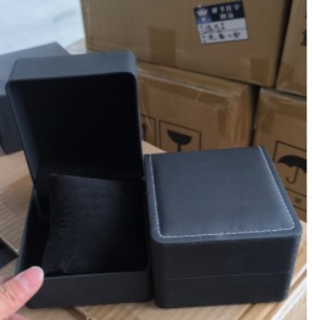 Nueva caja de exhibición de reloj con patrón de lichi con tapa abatible de alta gama, caja de embalaje de reloj de almohada de regalo de vacaciones, caja de almacenamiento al por mayor