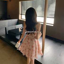 气质设计感挂脖收腰甜欲风收腰显瘦印花氛围感连衣裙女包臀连衣裙