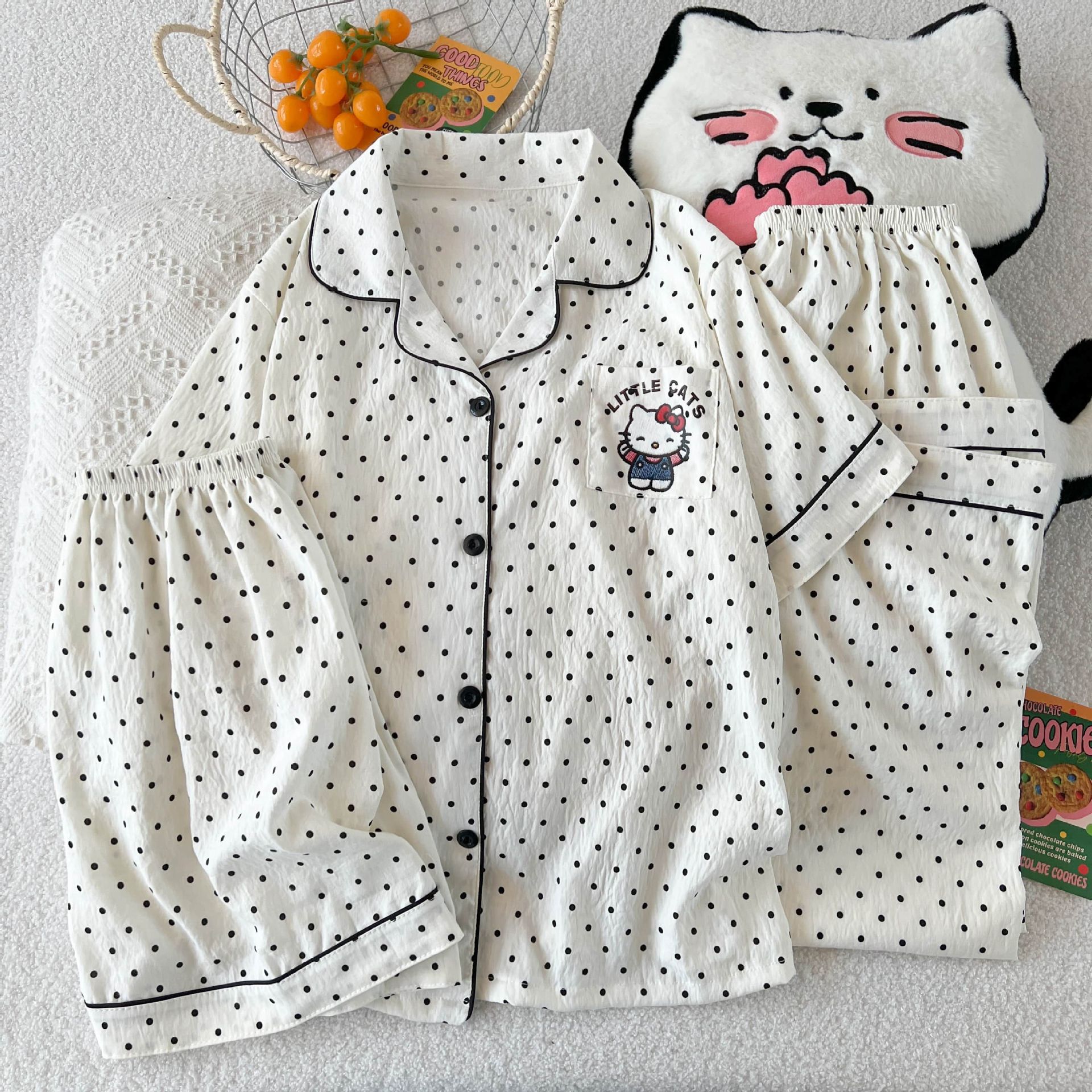 Al por mayor transfronterizo nuevo pijama de mujer tres piezas cardigan con solapa mangas cortas pantalones cortos KT gato dibujos animados cubierta de ropa doméstica