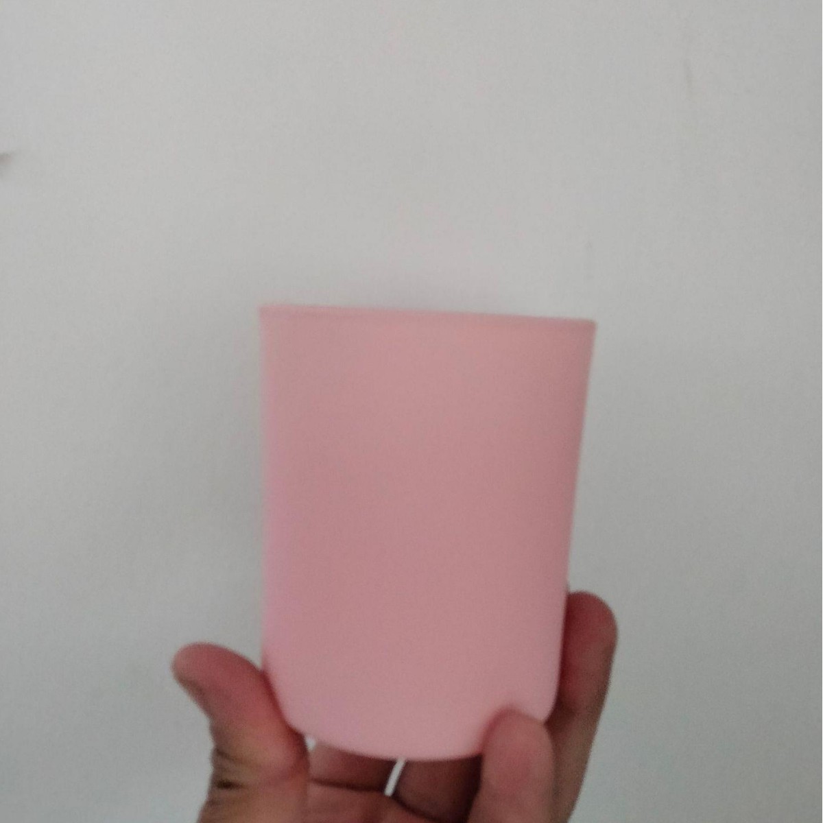 Venta al por mayor taza de vela tarro de vidrio color esmerilado recipiente de vidrio aromaterapia taza vacía con tapa dormitorio romántico candelabro logo