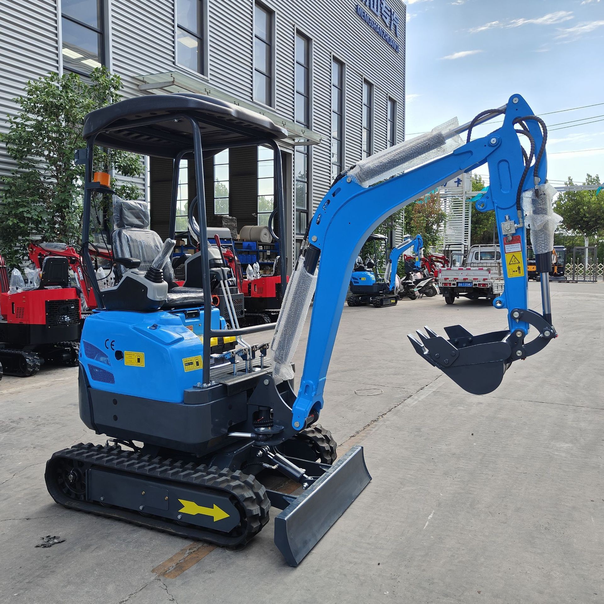 新款家用多功能挖掘机 农场挖树苗药材填土运输 小型履带挖掘机