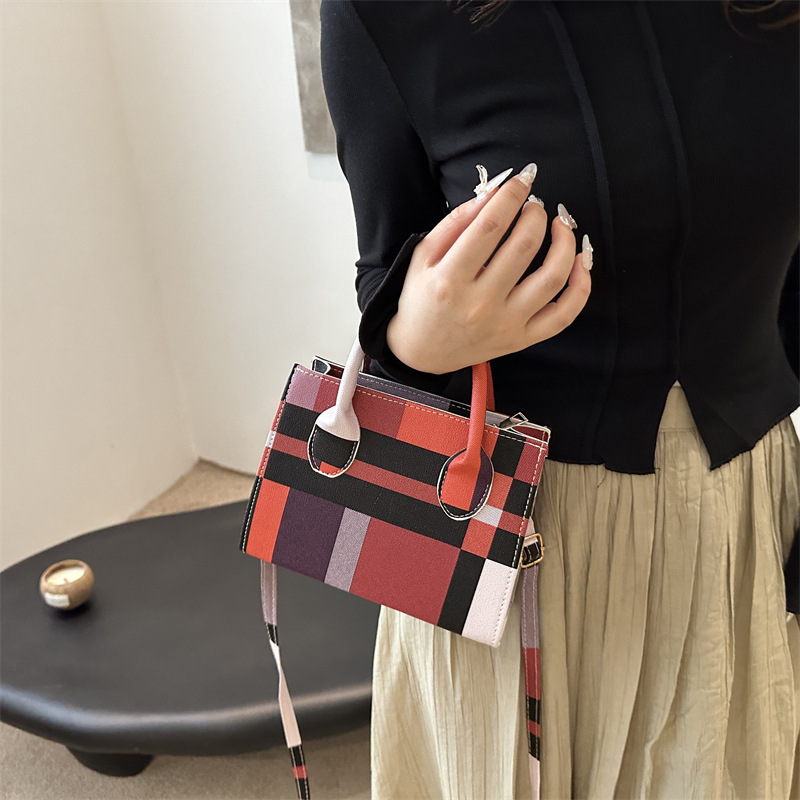 Bolso de diseño de nicho de alto nivel para mujeres 2024 nueva moda versátil bolso de hombro portátil cuadrado pequeño