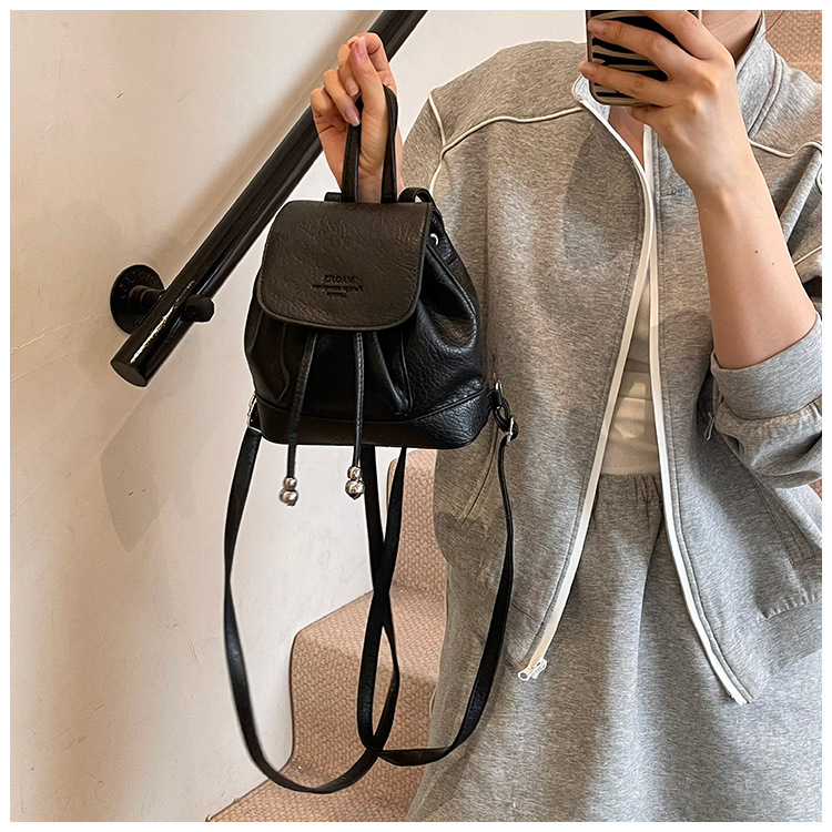 Simple, versatile and niche design women's backpack 2025 new trendy casual small backpack, fashionable travel small schoolbag undefined