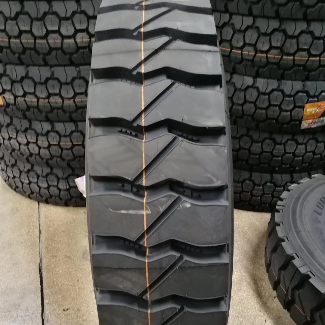 1200R20卡车钢丝胎 货车渣土车钢丝胎防爆矿花1200-20汽车轮胎