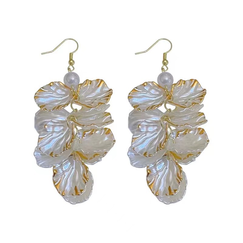 Brincos pendentes com pérolas e borlas de pétalas estilo francês_voghion.com