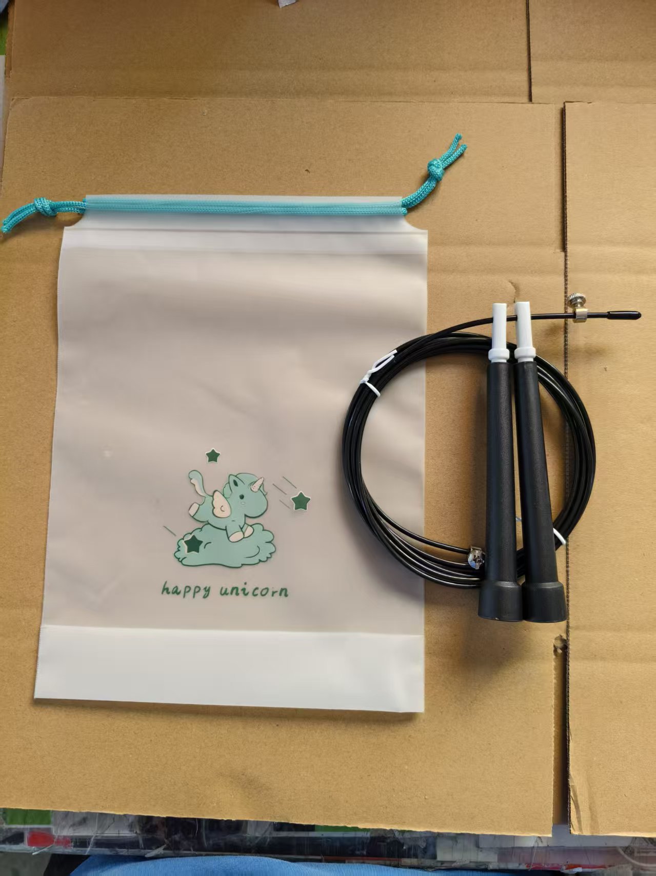 Cuerda de saltar de velocidad de plástico de diez colores con cable de acero PVC para preparación de exámenes, entrenamiento de velocidad, fitness y cabezal blanco universal.