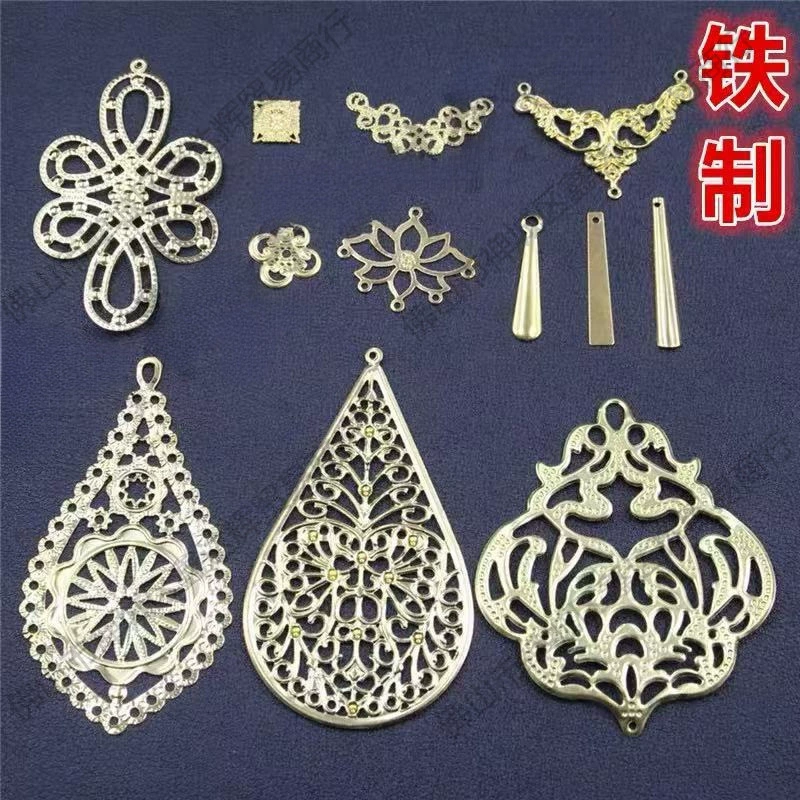 Железная подвесная полоса в форме капли воды, маленький квадратный ромб в форме четырехлепесткового цветка, двухконечная звеньевая деталь, полый узел.