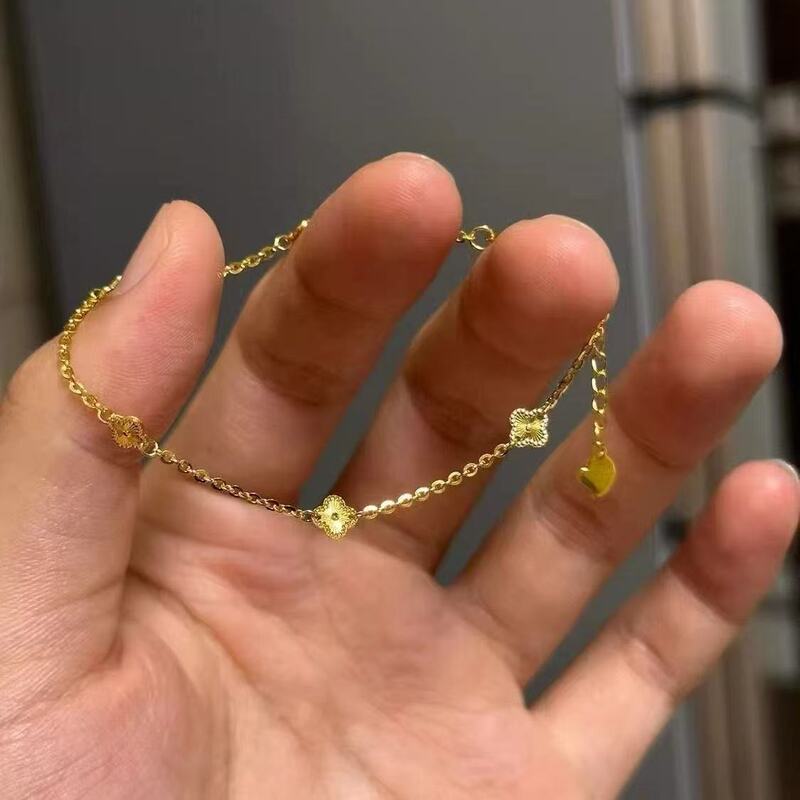 新しいライトラグジュアリーで絶妙なゴールデン四つ葉のクローバー三つ花ブレスレット、女性用ニッチデザイン、多用途でハイエンドのハンドジュエリー|undefined