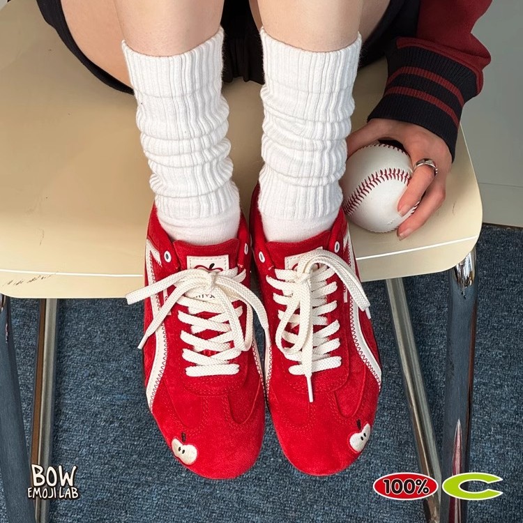 Gato y sofá 2025 primavera y verano nuevo estilo/zapatos de manzana zapatos de carreras de suela fina roja nueva pareja zapatos de entrenamiento alemán mujeres
